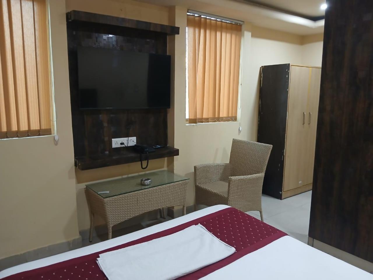 Blossoms Room Holiday Inn- Lakdikapul Hyderabad Exterior photo