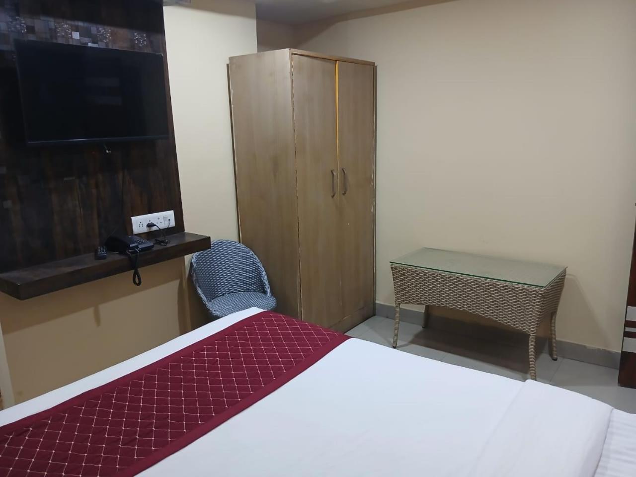 Blossoms Room Holiday Inn- Lakdikapul Hyderabad Exterior photo
